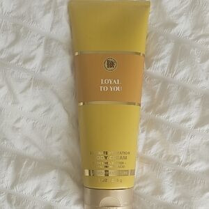 BATH & BODY WORKS Ultimate Hydration Body Cream - Yellow